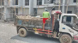 Buang puing sampah bobokan bangunan daun