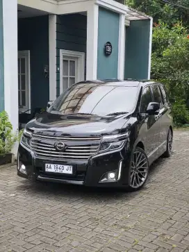 Elgrand low kilometer mobil simpenan