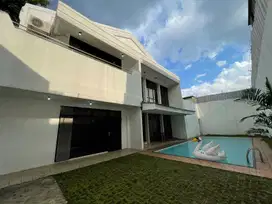 Rumah Mewah di Bangka Kemang dengan kolam renang