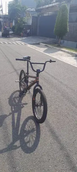 Jual sepeda BMX warna hitam gak bisa jauh-jauh