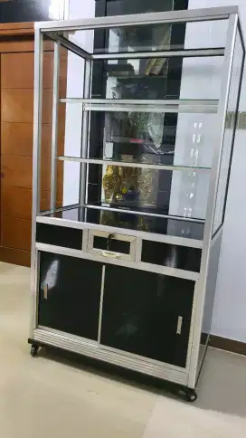 Etalase Perlengkapan Usaha
