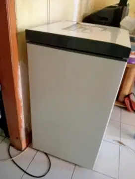 Dijual frezzer merk gea kpst 100 ltr