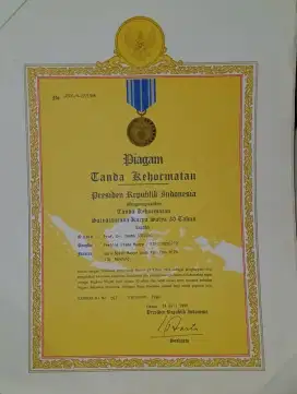 Piagam + Tanda Tangan Presiden Soeharto