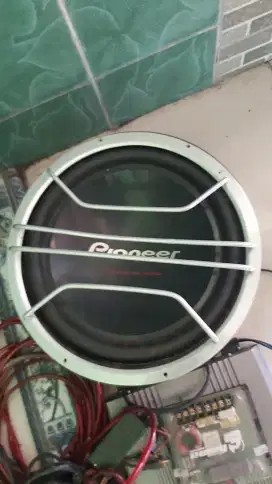 Subwoofer pioneer TS-W309D4 ukuran 12 inch bonus box sudut + amplifier