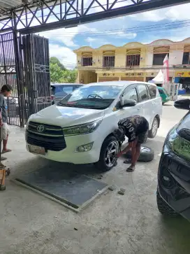 Dibutuhkan orang iuntukpemasangan ban danlai lain