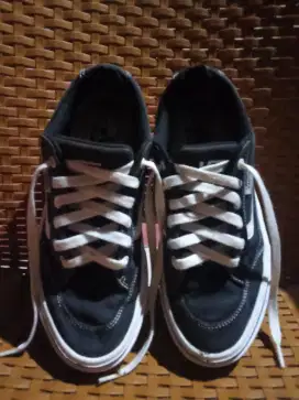 Sepatu Vans bekas ukuran 39 masih bagus