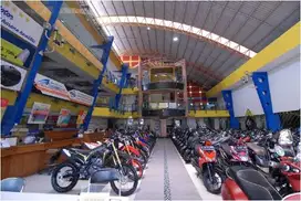 Dijual Gedung 3 Lantai Ex.Showroom di Ciateul, Bandung