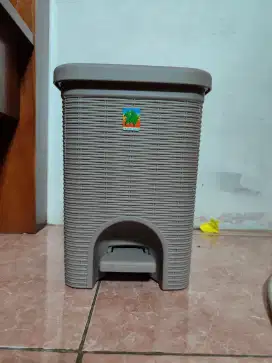 Tempat sampah plastik