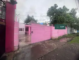 Rumah Dengan halaman luas cocok Untuk Cafe dan kantor