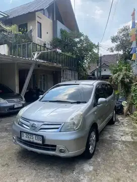 Nissan Grand Livina XV AT 2011