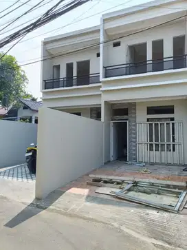 Dijual Rumah siap huni 2 lantai pinggir jalan, Cilangkap Jakarta Timur