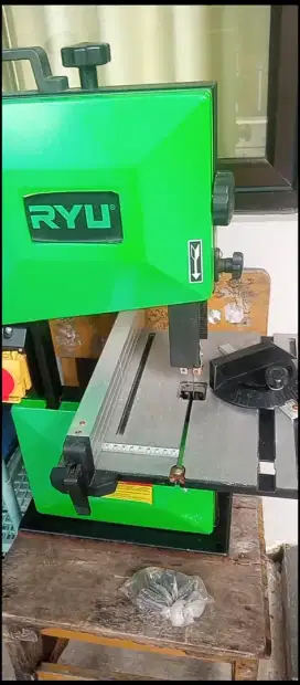 Band Saw (Alat potong kayu)