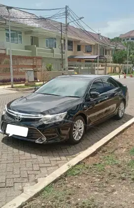 ( TDp 15 jt ) Camry 2.5 V Matic Hitam met thn 2016