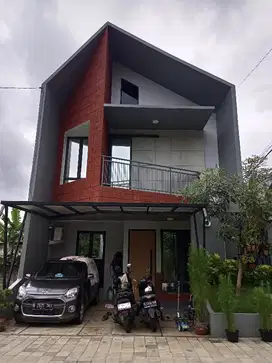 Rumah 2 Lantai Keren Dekat Stasiun