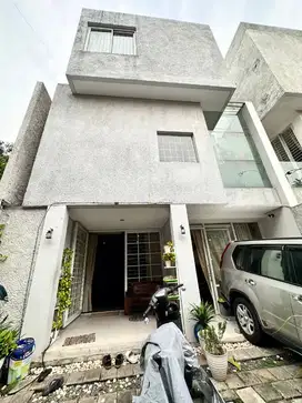 Mampang Prapatan JAKSEL Type 110/250 Meter Rumah 3 Lantai Strategis