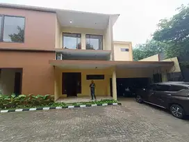 Di sewakan rumah lokasi strategis cocok utk kantor di kemang jaksel