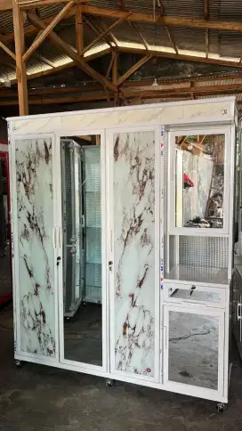 Lemari baju 4 pintu