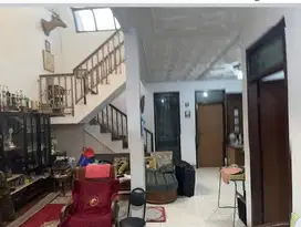 Rumah Besar Nyaman Siap Huni di Jalan Kembar 2 Lantai