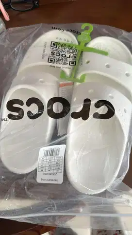 Sendal Crocs masih baru