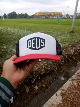 Topi trucker jaring deus
