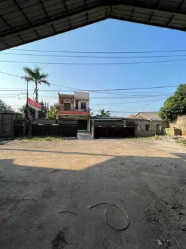 Gudang Besi Di Penggarutan Bekasi Utara Dilewati Container 20 ft