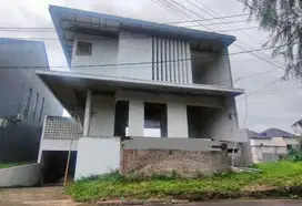 Rumah dalam Cluster di Setraduta Tinggal Finishing