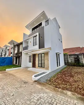 Rumah Mewah Posisi Pojok Samping Kolam Renang Di Serpong