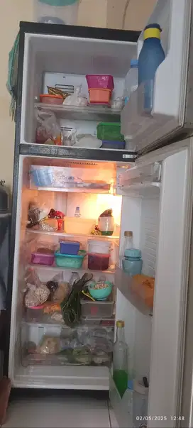 Di jual cepat kulkas 2 pintu merk AQUA