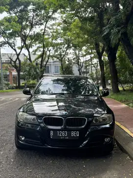 BMW 320i 2010 Bensin