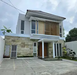Rumah Baru Mewah Dlm Perumahan Belakang Hotel Hyatt Dkt UGM Dan Tugu