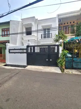 Brand New ! Rumah Kebon Jeruk Dijual. Lokasi Strategis, Classic Style