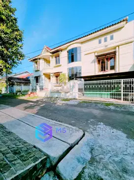 FURNISHED  RUMAH CLASSIC 3 LANTAI DALAM KOMPLEK MEGAPOLITAN CINERE