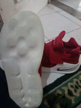 Sepatu Nike merah marun