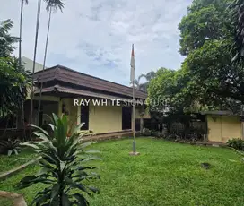 Dijual Rumah lama Depan Taman Area Prime di Kebayoran Baru