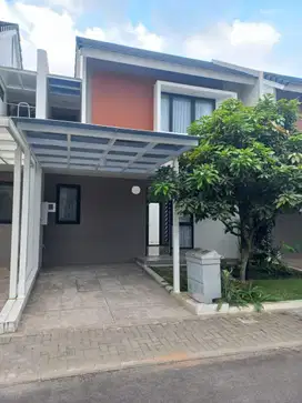 Rumah Dayana yang udah ada AC tiap kamar, gordyn, kitchen set, canopy