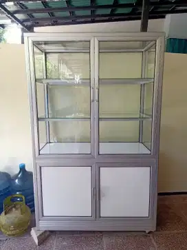 Etalase jualan makanan
