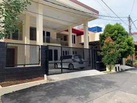 Disewakan rumah di  Taman Laguna Cibubur  2lantai