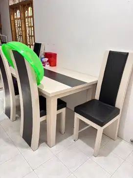 Meja makan bekas