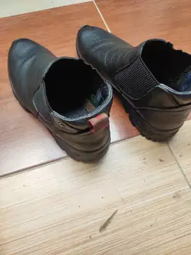 Sepatu bot merek bos way ( original )  No 39 ,kondisi masih 95 %