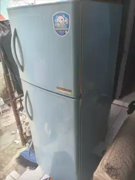 Kulkas dua pintu merk tosiba