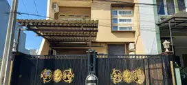 Disewakan rumah bagus dlm komplek siap huni 2 lt akses 2 mbl di Condet