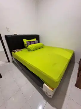 Set tempat tidur dengan kasur