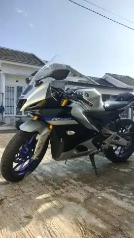 Dijual R15M v4 ABS Connect 2022 silver