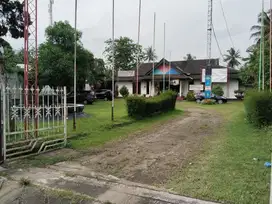 Rumah dengan Halaman Luas Di Jual Murah Lokasi Strategis Pinggir Jalan