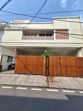Di Jual Rumah  ada kolam renang di Cempaka Putih Tengah Jak Pus