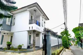 Dijual Rumah Kos-kosan Lokasi Strategis di Veteran Bintaro -glh