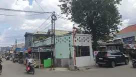 Rumah Di Tempat Strategis Dengan 8 Kios Tersewa Semua Lokasi  Kelapa G