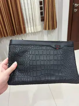 Tas clucth tumi