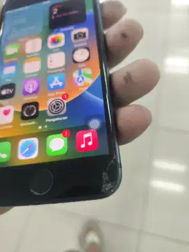 Jual iPhone 8 64gb kondisi retak pas pojok kanan barang masih original