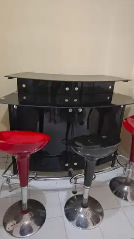 Meja dan kursi bar